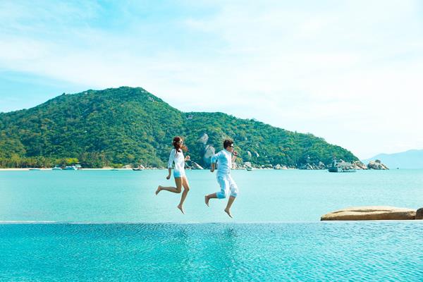 Ảnh cưới đẹp, tự nhiên, lãng mạn với gam màu xanh mát lành với cảnh biển Nha Trang (01) tại Cưới hỏi trọn gói 365