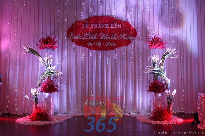 dịch vụ cưới hỏi trọn gói - Backdrop hoa sân khấu đám cưới tông màu trắng đỏ trang trí từ voan, đèn led và hoa loa kèn, laSKNH19
