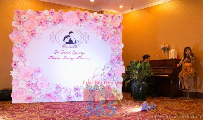 dịch vụ cưới hỏi trọn gói - Backdrop hoa sân khấu đám cưới tông màu trắng hồng  pastel tươi đẹp, dễ thương kết từ hoa giấy lớn nhỏ xeSKNH14