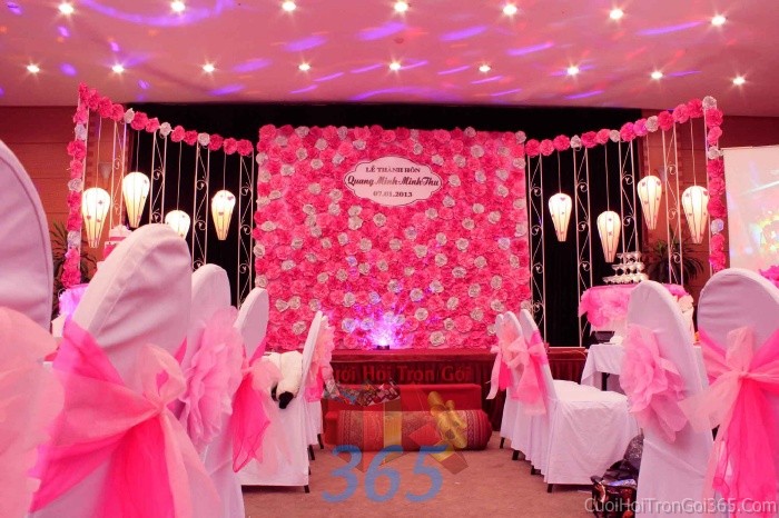 dịch vụ cưới hỏi trọn gói - Backdrop hoa sân khấu đám cưới tông màu trắng hồng tươi tắn, trong sáng kết từ hoa giấy hồng nhỏ SKNH16