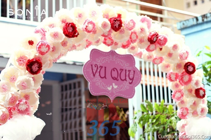 Cho thuê cổng cưới màu trắng hồng kết bằng hoa giấy lụa vải mềm mại, tinh tế, đẹp tươi sang trọn để làm lễ hỏi, tiệc cưới CHG06 : Mẫu cưới hỏi trọn gói 365 của công ty dịch vụ trang trí nhà tiệc cưới hỏi đẹp rẻ uy tín ở tại quận Tân Phú Sài Gòn TPHCM Gò Vấp