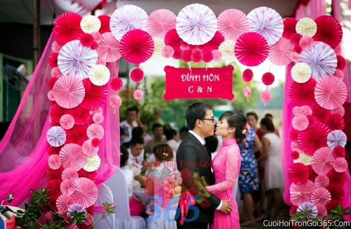 Cho thuê cổng cưới màu trắng hồng kết bằng hoa giấy lụa vải mềm mại, tinh tế, đẹp tươi sang trọn để làm lễ hỏi, tiệc cướiCHG09 : Mẫu cưới hỏi trọn gói 365 của công ty dịch vụ trang trí nhà tiệc cưới hỏi đẹp rẻ uy tín ở tại quận Tân Phú Sài Gòn TPHCM Gò Vấp