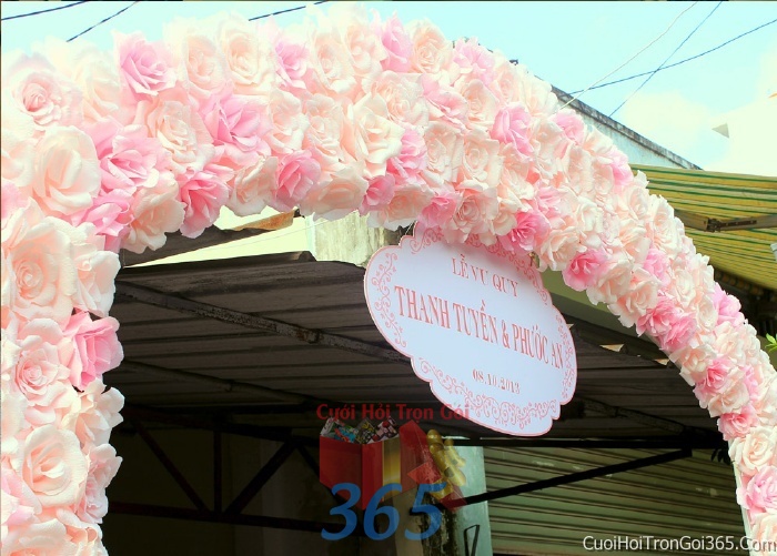 Cho thuê cổng cưới màu trắng hồng kết bằng hoa giấy lụa vải mềm mại, tinh tế, đẹp tươi sang trọn để làm lễ hỏi, tiệc cướiCHG12 : Mẫu cưới hỏi trọn gói 365 của công ty dịch vụ trang trí nhà tiệc cưới hỏi đẹp rẻ uy tín ở tại quận Tân Phú Sài Gòn TPHCM Gò Vấp