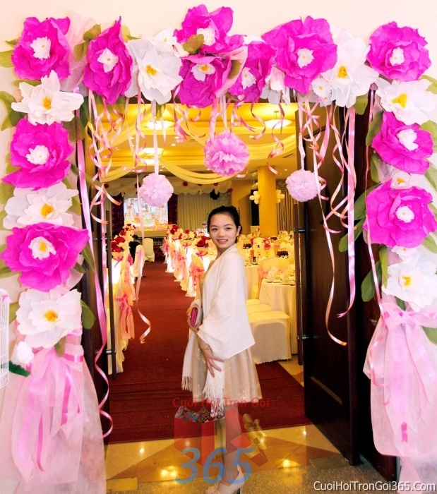 Cho thuê cổng cưới màu trắng hồng sen kết bằng hoa giấy lụa vải mềm mại, tinh tế, đẹp tươi sang trọn để làm lễ hỏi, tiệc cưới CHG13 : Mẫu cưới hỏi trọn gói 365 của công ty dịch vụ trang trí nhà tiệc cưới hỏi đẹp rẻ uy tín ở tại quận Tân Phú Sài Gòn TPHCM Gò Vấp