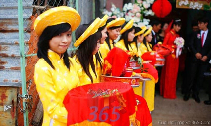 dịch vụ cưới hỏi trọn gói - Cho thuê đội ngũ nhân sự bưng mâm quả nữ với đồng phục áo dài khăn đống màu vàngBQNU13