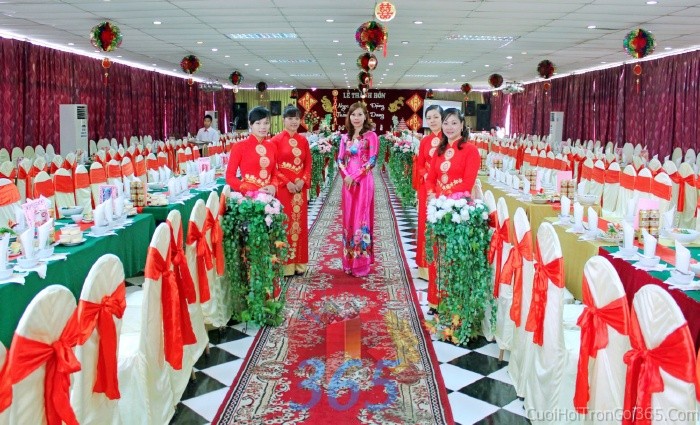 Cho thuê nhân sự nữ trang phục áo dài đỏ kết hoa làm khánh tiết đón khách, lễ tân nhà hàng trong tiệc đám NSSK01 : Mẫu cưới hỏi trọn gói 365 của công ty dịch vụ trang trí nhà tiệc cưới hỏi đẹp rẻ uy tín ở tại quận Tân Phú Sài Gòn TPHCM Gò Vấp