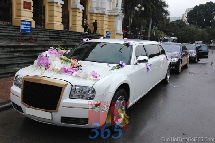 dịch vụ cưới hỏi trọn gói - Cho thuê xe cưới 7 chỗ màu trắng kết hoa lan hồ điệp màu trắng tím để đón rước dâu ngày đám X7C04