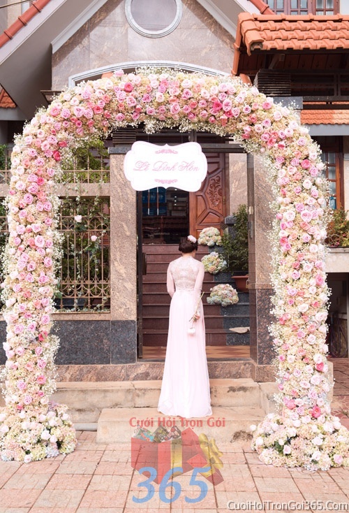 Cổng cưới hoa tươi tông màu hồng pastel kết đẹp, sang trọng từ hoa tươi và dây voan CHT06 : Mẫu cưới hỏi trọn gói 365 của công ty dịch vụ trang trí nhà tiệc cưới hỏi đẹp rẻ uy tín ở tại quận Tân Phú Sài Gòn TPHCM Gò Vấp