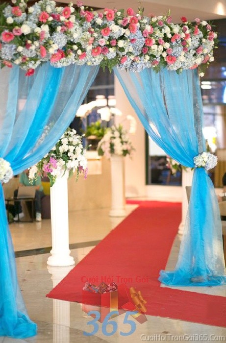 dịch vụ cưới hỏi trọn gói - Cổng hoa tươi tông hồng xanh biển trang trí cửa nhà hàng hình chữ nhật đứng kết từ hoa cẩm tú cầu, đồng CNH02