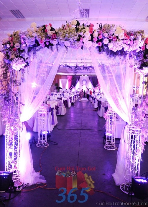 dịch vụ cưới hỏi trọn gói - Cổng hoa tươi tông tím lãng mạn trang trí cửa nhà hàng hình chữ nhật đứng kết từ voan trắng, hoa cẩm tú cầu, hồng, cát tCNH08