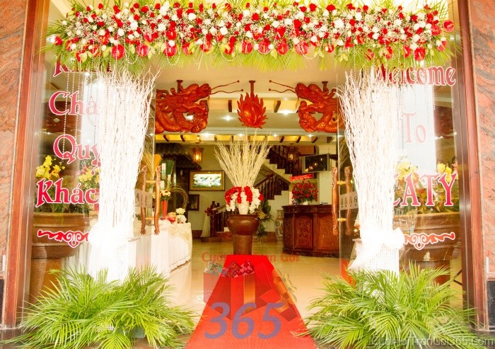 dịch vụ cưới hỏi trọn gói - Cổng hoa tươi tông trang trí cửa nhà hàng hình chữ nhật đứng kết từ hoa hồng, hồng môn, láCNH03
