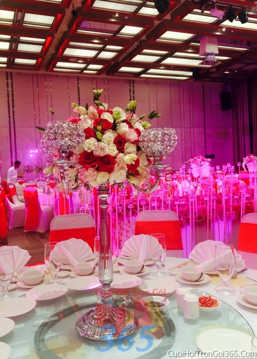 dịch vụ cưới hỏi trọn gói - Hoa tươi kết bình cao lớn, sang trọng trang trí nhà tiệc cưới hỏi long trọng, lộng lẫy màu trắng đỏ HNH39