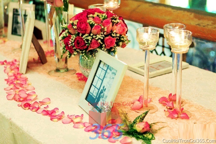 Trang trí bàn ký tên gallery đón khách tông màu đỏ hồng trong tiệc cưới tại nhà hàng sang trọng, ấn tượng TTBKT42 : Mẫu cưới hỏi trọn gói 365 của công ty dịch vụ trang trí nhà tiệc cưới hỏi đẹp rẻ uy tín ở tại quận Tân Phú Sài Gòn TPHCM Gò Vấp
