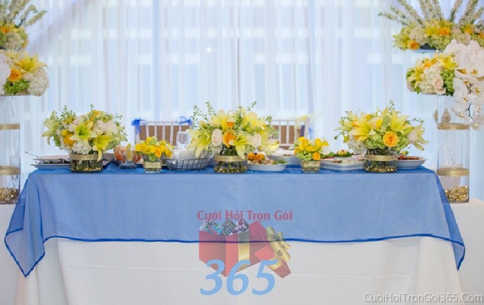 Trang trí bàn ký tên tông màu cam xanh biển  trong tiệc cưới tại nhà hàng sang trọng, ấn tượng TTBKT57 : Mẫu cưới hỏi trọn gói 365 của công ty dịch vụ trang trí nhà tiệc cưới hỏi đẹp rẻ uy tín ở tại quận Tân Phú Sài Gòn TPHCM Gò Vấp