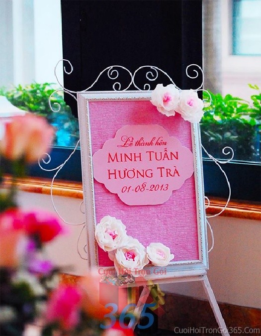 Trang trí bảng tên đứng Lễ thành hôn của cô dâu chú rể màu hồng nhẹ nhàng trang trí thêm hoa giấy trong tiệc cưới nhà TTBT20 : Mẫu cưới hỏi trọn gói 365 của công ty dịch vụ trang trí nhà tiệc cưới hỏi đẹp rẻ uy tín ở tại quận Tân Phú Sài Gòn TPHCM Gò Vấp