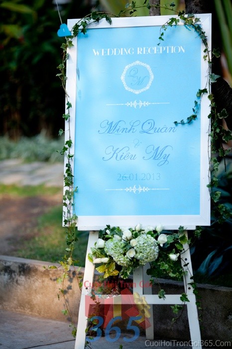 Trang trí bảng tiên Lễ thành hôn của cô dâu chú rể màu xanh biển nhẹ nhàng kết thêm hoa lá tươi trong đám TTBT15 : Mẫu cưới hỏi trọn gói 365 của công ty dịch vụ trang trí nhà tiệc cưới hỏi đẹp rẻ uy tín ở tại quận Tân Phú Sài Gòn TPHCM Gò Vấp