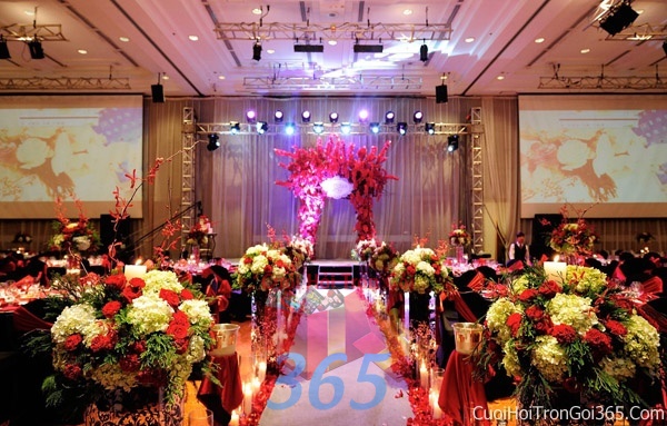 Trang trí lối đi sân khấu không gian tiệc cưới trong nhà hàng TTNH43 : Mẫu cưới hỏi trọn gói 365 của công ty dịch vụ trang trí nhà tiệc cưới hỏi đẹp rẻ uy tín ở tại quận Tân Phú Sài Gòn TPHCM Gò Vấp