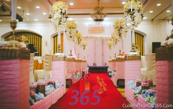 Trang trí lối đi sân khấu không gian tiệc cưới trong nhà hàng TTNH45 : Mẫu cưới hỏi trọn gói 365 của công ty dịch vụ trang trí nhà tiệc cưới hỏi đẹp rẻ uy tín ở tại quận Tân Phú Sài Gòn TPHCM Gò Vấp