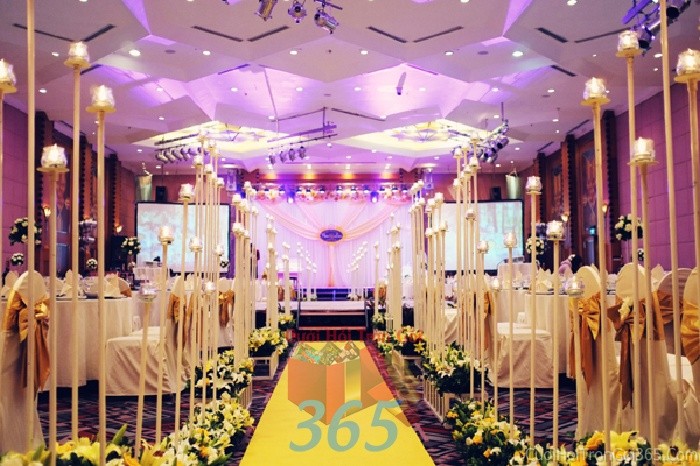 dịch vụ cưới hỏi trọn gói - Trang trí lối đi vàng kem nhẹ nhàng từ hoa ly, hồng và các trụ đứng sang trọng lên sân khấu đón khách, không gian làm lễ cho tiệc cưới tại nhà hàng và ngoài LDNH32