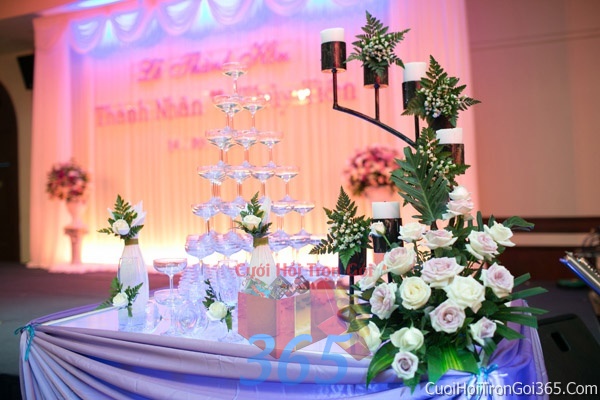 Trang trí tháp rượu champagne ngày cưới với hoa tươi tông màu trắng xanh để trang trí lễ cưới, tiệc cưới nhà hàng TTBC22 : Mẫu cưới hỏi trọn gói 365 của công ty dịch vụ trang trí nhà tiệc cưới hỏi đẹp rẻ uy tín ở tại quận Tân Phú Sài Gòn TPHCM Gò Vấp
