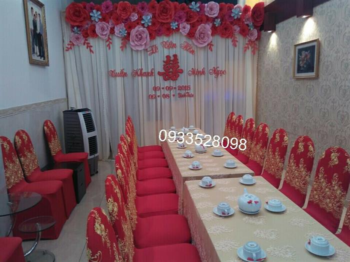 Trang trí nhà đám cưới tông đỏ với backdrop kết hoa giấy : Mẫu cưới hỏi trọn gói 365 của công ty dịch vụ trang trí nhà tiệc cưới hỏi đẹp rẻ uy tín ở tại quận Tân Phú Sài Gòn TPHCM Gò Vấp
