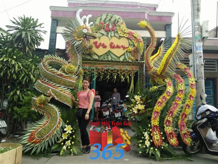 Cổng hoa tươi rồng phụng ngày cưới : Mẫu cưới hỏi trọn gói 365 của công ty dịch vụ trang trí nhà tiệc cưới hỏi đẹp rẻ uy tín ở tại quận Tân Phú Sài Gòn TPHCM Gò Vấp
