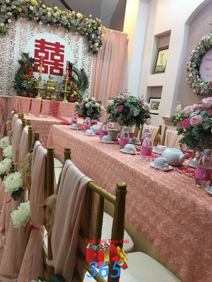 Bàn hai họ phủ vải hoa hồng tông màu hồng pastel dịu  TTNCH156 : Mẫu cưới hỏi trọn gói 365 của công ty dịch vụ trang trí nhà tiệc cưới hỏi đẹp rẻ uy tín ở tại quận Tân Phú Sài Gòn TPHCM Gò Vấp