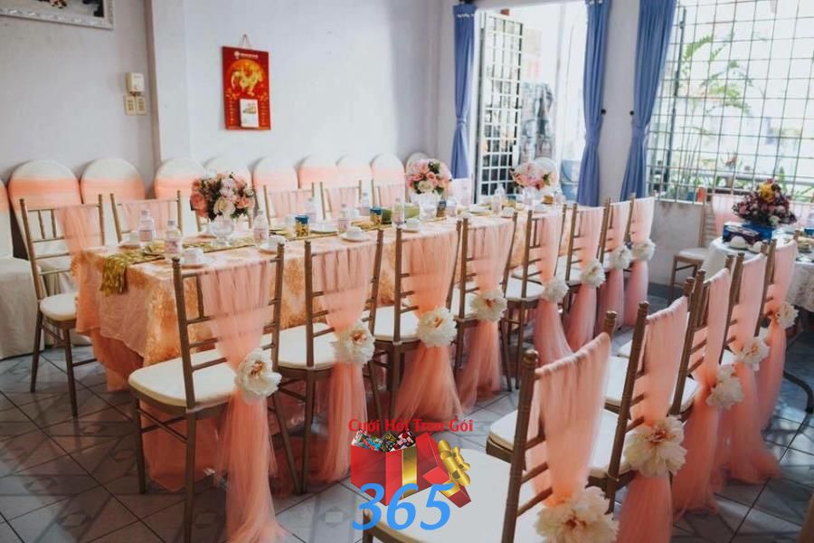 Dịch vụ trang trí nhà cưới với ghế tiffany phủ tấm vải voan mỏng và TTNCH158 : Mẫu cưới hỏi trọn gói 365 của công ty dịch vụ trang trí nhà tiệc cưới hỏi đẹp rẻ uy tín ở tại quận Tân Phú Sài Gòn TPHCM Gò Vấp