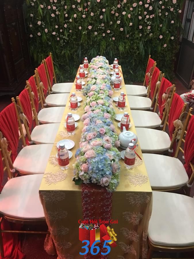 Mẫu trang trí gia tiên sử dụng hoa cẩm tú cầu và hoa hồng lung  TTNCH161 : Mẫu cưới hỏi trọn gói 365 của công ty dịch vụ trang trí nhà tiệc cưới hỏi đẹp rẻ uy tín ở tại quận Tân Phú Sài Gòn TPHCM Gò Vấp