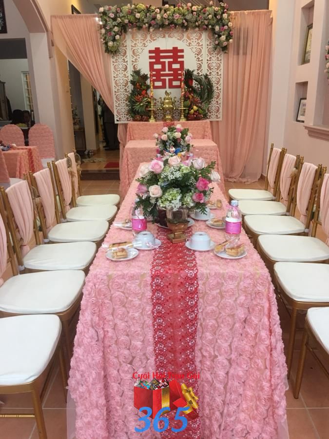 Mẫu trang trí nhà cưới hỏi sử dụng vải hoa hồng cao cấp trang TTNCH162 : Mẫu cưới hỏi trọn gói 365 của công ty dịch vụ trang trí nhà tiệc cưới hỏi đẹp rẻ uy tín ở tại quận Tân Phú Sài Gòn TPHCM Gò Vấp