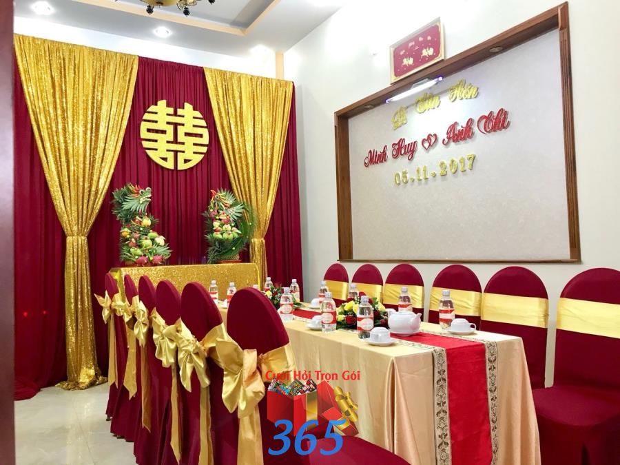 Nhà cưới với gam vàng đồng và đỏ nhung phối hợp trông rất sang t TTNCH163 : Mẫu cưới hỏi trọn gói 365 của công ty dịch vụ trang trí nhà tiệc cưới hỏi đẹp rẻ uy tín ở tại quận Tân Phú Sài Gòn TPHCM Gò Vấp