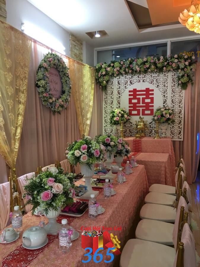 Trang trí nhà cưới hỏi tông hồng sử dụng vải hoa hồng trên bàn ha TTNCH166 : Mẫu cưới hỏi trọn gói 365 của công ty dịch vụ trang trí nhà tiệc cưới hỏi đẹp rẻ uy tín ở tại quận Tân Phú Sài Gòn TPHCM Gò Vấp