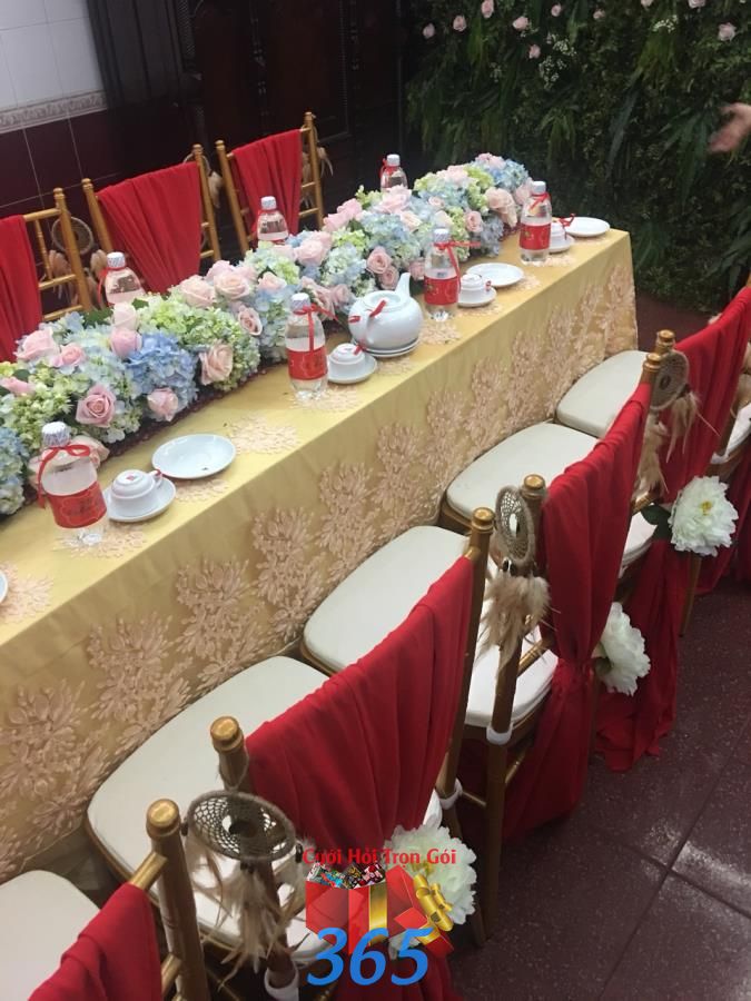 Trang trí nhà cưới hỏi trọn gói mang sắc đỏ và xanh từ hoa cẩm tú TTNCH164 : Mẫu cưới hỏi trọn gói 365 của công ty dịch vụ trang trí nhà tiệc cưới hỏi đẹp rẻ uy tín ở tại quận Tân Phú Sài Gòn TPHCM Gò Vấp