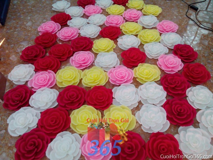 Cho thuê cổng cưới kết từ hoa vải tông màu trắng đỏ đa sắc từ những bông hoa xoa tròn dễ thương để lễ tiệc ngày đám cưới CHG28 : Mẫu cưới hỏi trọn gói 365 của công ty dịch vụ trang trí nhà tiệc cưới hỏi đẹp rẻ uy tín ở tại quận Tân Phú Sài Gòn TPHCM Gò Vấp