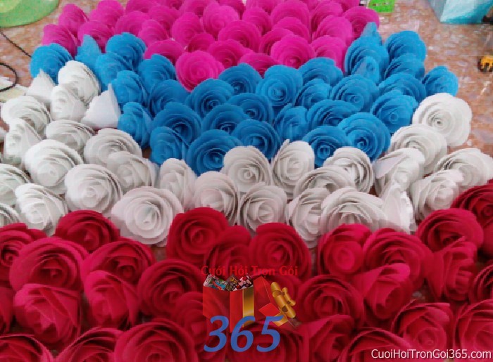 Cho thuê cổng cưới kết từ hoa vải tông màu trắng hồng đa sắc từ những bông hoa xoa tròn dễ thương để lễ tiệc ngày đám cưới CHG24 : Mẫu cưới hỏi trọn gói 365 của công ty dịch vụ trang trí nhà tiệc cưới hỏi đẹp rẻ uy tín ở tại quận Tân Phú Sài Gòn TPHCM Gò Vấp