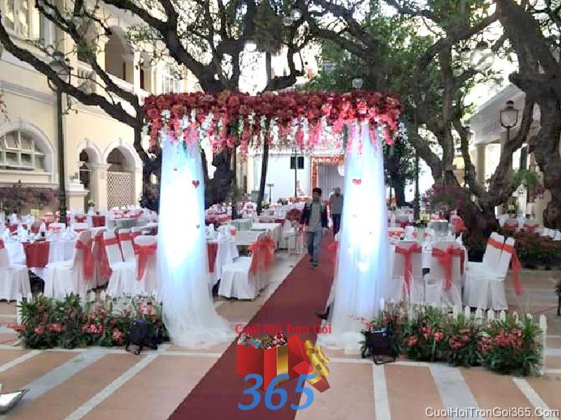 Cổng hoa tươi tông trắng đỏ rực rỡ trang trí cửa nhà hàng trong tiệc cưới trọn CNH12 : Mẫu cưới hỏi trọn gói 365 của công ty dịch vụ trang trí nhà tiệc cưới hỏi đẹp rẻ uy tín ở tại quận Tân Phú Sài Gòn TPHCM Gò Vấp