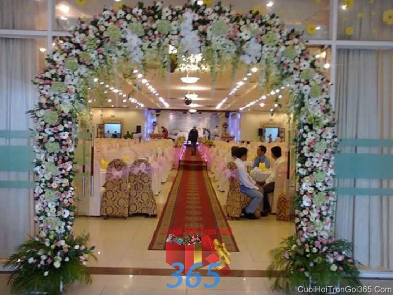 Cổng hoa tươi tông trắng hồng nhẹ nhàng trang trí cửa nhà hàng trong tiệc cưới trọn  CNH09 : Mẫu cưới hỏi trọn gói 365 của công ty dịch vụ trang trí nhà tiệc cưới hỏi đẹp rẻ uy tín ở tại quận Tân Phú Sài Gòn TPHCM Gò Vấp