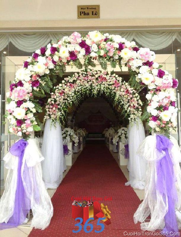 dịch vụ cưới hỏi trọn gói - Cổng hoa tươi tông trắng tím lãng mạn trang trí cửa nhà hàng trong tiệc cưới trọn CNH10