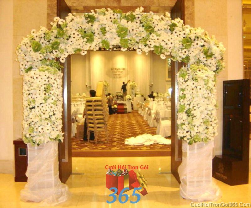 dịch vụ cưới hỏi trọn gói - Cổng hoa tươi tông trắng xanh dịu mát trang trí cửa nhà hàng trong tiệc cưới trọn CNH11