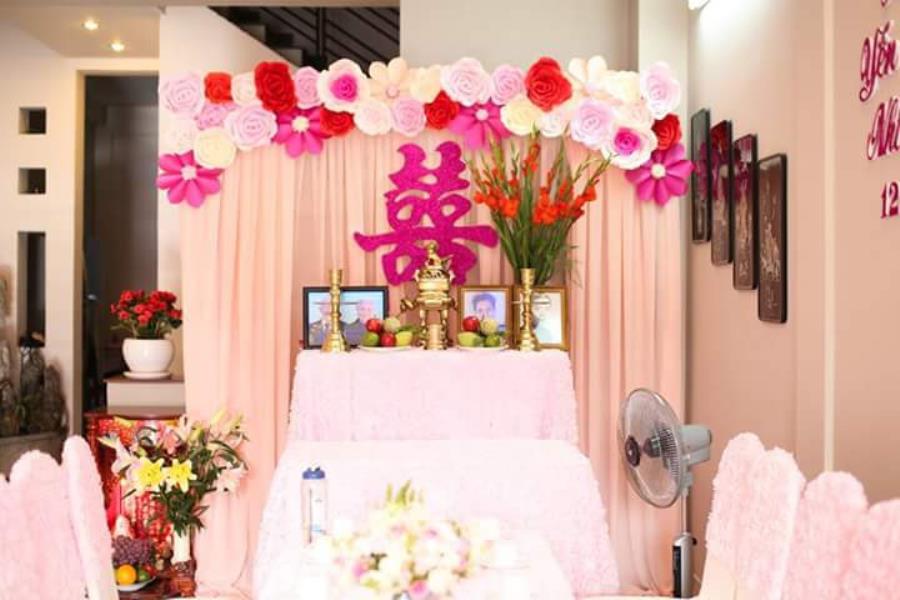 Trang trí bàn thờ gia tiên ngày cưới với hoa giấy tông tím hồng BT41 : Mẫu cưới hỏi trọn gói 365 của công ty dịch vụ trang trí nhà tiệc cưới hỏi đẹp rẻ uy tín ở tại quận Tân Phú Sài Gòn TPHCM Gò Vấp