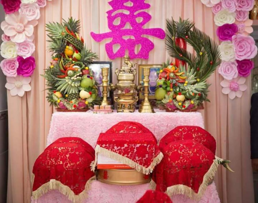 Trang trí bàn thờ gia tiên ngày cưới với hoa giấy tông tím hồng BT48 : Mẫu cưới hỏi trọn gói 365 của công ty dịch vụ trang trí nhà tiệc cưới hỏi đẹp rẻ uy tín ở tại quận Tân Phú Sài Gòn TPHCM Gò Vấp