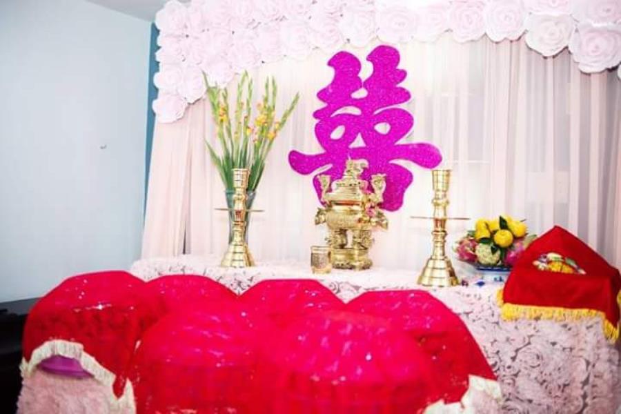 Trang trí bàn thờ gia tiên ngày cưới với hoa giấy tông t BT44 : Mẫu cưới hỏi trọn gói 365 của công ty dịch vụ trang trí nhà tiệc cưới hỏi đẹp rẻ uy tín ở tại quận Tân Phú Sài Gòn TPHCM Gò Vấp