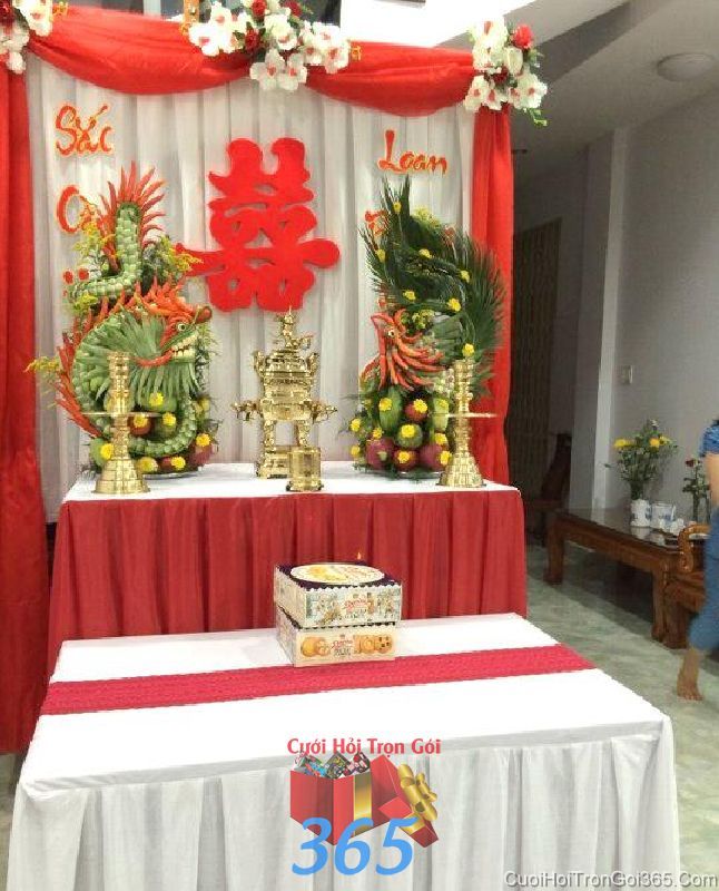 Trang trí bàn thờ tổ tiên tông đỏ tươi tắn với cặp rồng phụng trái cây sóng động cho lễ cưới BT24 : Mẫu cưới hỏi trọn gói 365 của công ty dịch vụ trang trí nhà tiệc cưới hỏi đẹp rẻ uy tín ở tại quận Tân Phú Sài Gòn TPHCM Gò Vấp