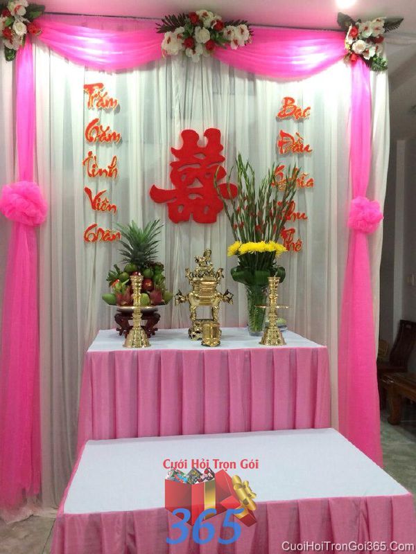 Trang trí bàn thờ tổ tiên tông hồng ngọt ngào với phông voan hiện đại và hoa tươi trái cây cho lễ cưới BT21 : Mẫu cưới hỏi trọn gói 365 của công ty dịch vụ trang trí nhà tiệc cưới hỏi đẹp rẻ uy tín ở tại quận Tân Phú Sài Gòn TPHCM Gò Vấp
