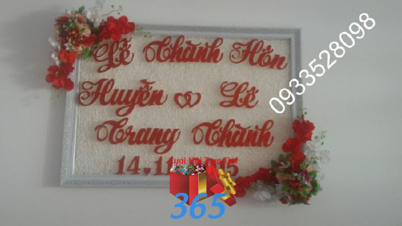 Trang trí bảng tên ngày cưới với khung hoa BT25 : Mẫu cưới hỏi trọn gói 365 của công ty dịch vụ trang trí nhà tiệc cưới hỏi đẹp rẻ uy tín ở tại quận Tân Phú Sài Gòn TPHCM Gò Vấp
