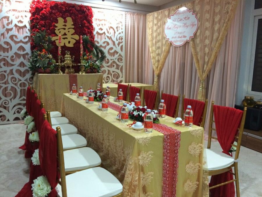 Trang trí nhà cưới trọn gói gam đỏ kết hợp sử dụng hoa trang trí ghế thêm phần ý nghĩa TTNCH146 : Mẫu cưới hỏi trọn gói 365 của công ty dịch vụ trang trí nhà tiệc cưới hỏi đẹp rẻ uy tín ở tại quận Tân Phú Sài Gòn TPHCM Gò Vấp