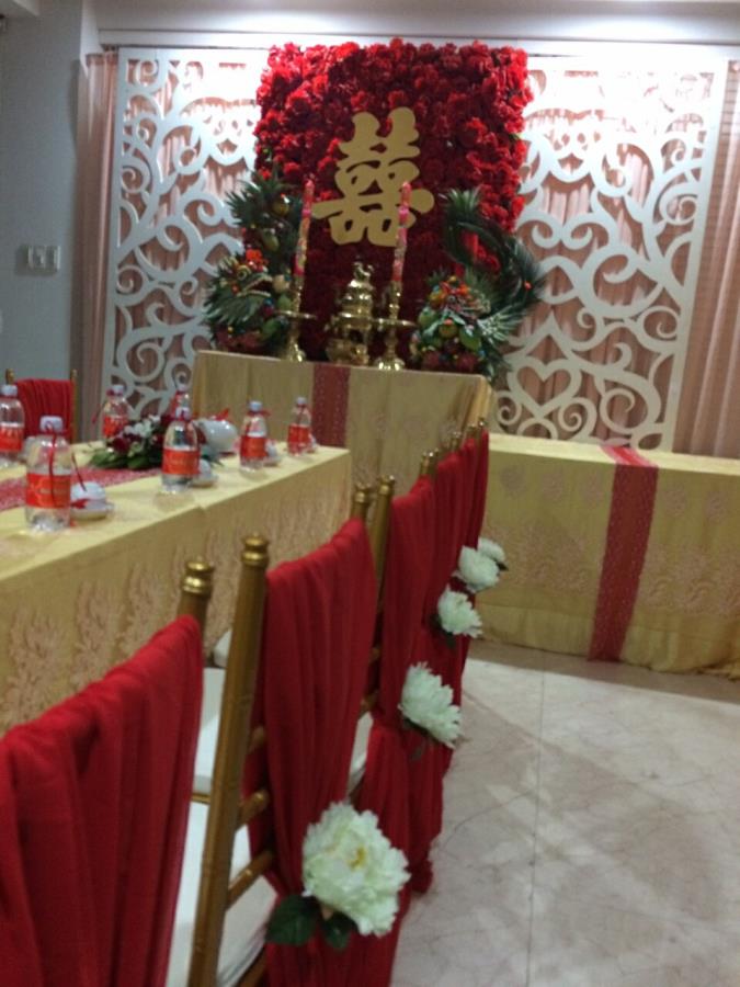 Trang trí nhà cưới trọn gói gam đỏ kết hợp sử dụng hoa trang trí ghế thêm phần ý nghĩa TTNCH148 : Mẫu cưới hỏi trọn gói 365 của công ty dịch vụ trang trí nhà tiệc cưới hỏi đẹp rẻ uy tín ở tại quận Tân Phú Sài Gòn TPHCM Gò Vấp