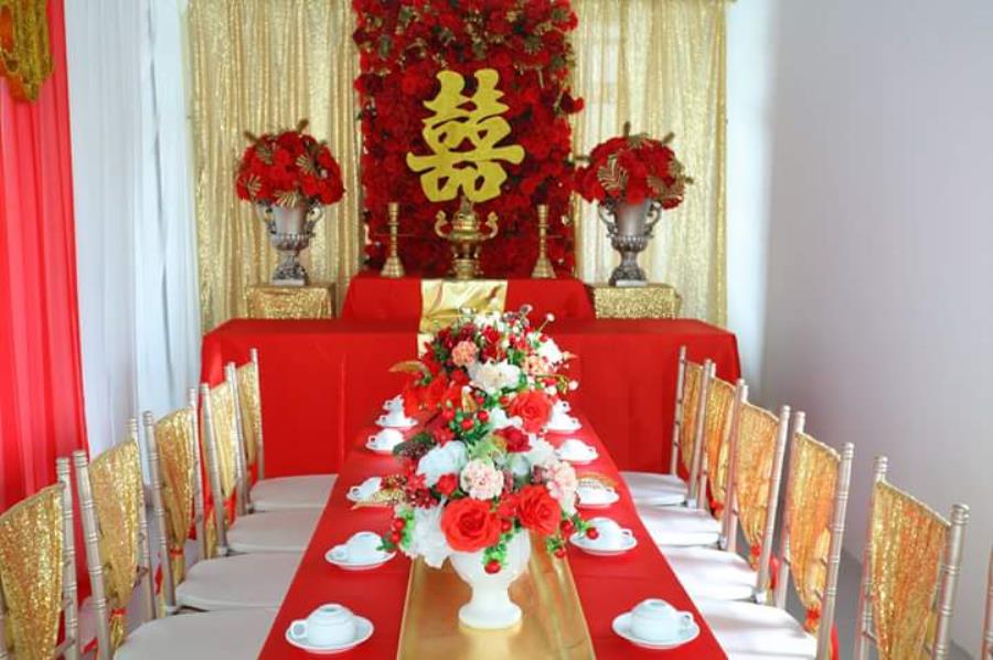 Trang trí nhà cưới trọn gói với tông đỏ cùng tông vàng ánh kim và hoa để bàn TTNCH149 : Mẫu cưới hỏi trọn gói 365 của công ty dịch vụ trang trí nhà tiệc cưới hỏi đẹp rẻ uy tín ở tại quận Tân Phú Sài Gòn TPHCM Gò Vấp