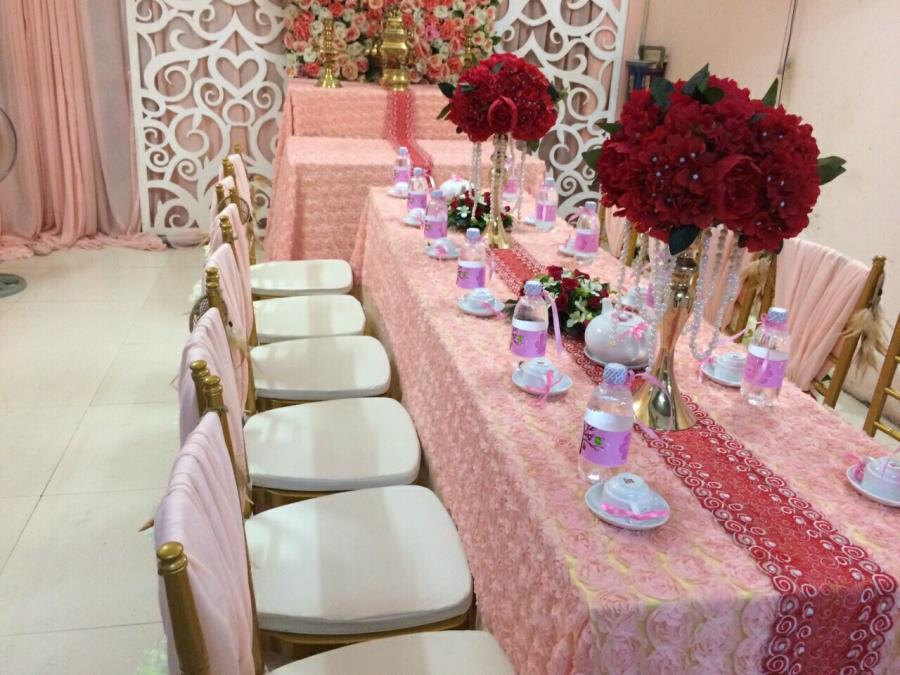 Trang trí nhà cưới trọn gói với vải hoa hồng trải trên bàn cùng lọ hoa đỏ tươi đẹp TTNCH151 : Mẫu cưới hỏi trọn gói 365 của công ty dịch vụ trang trí nhà tiệc cưới hỏi đẹp rẻ uy tín ở tại quận Tân Phú Sài Gòn TPHCM Gò Vấp