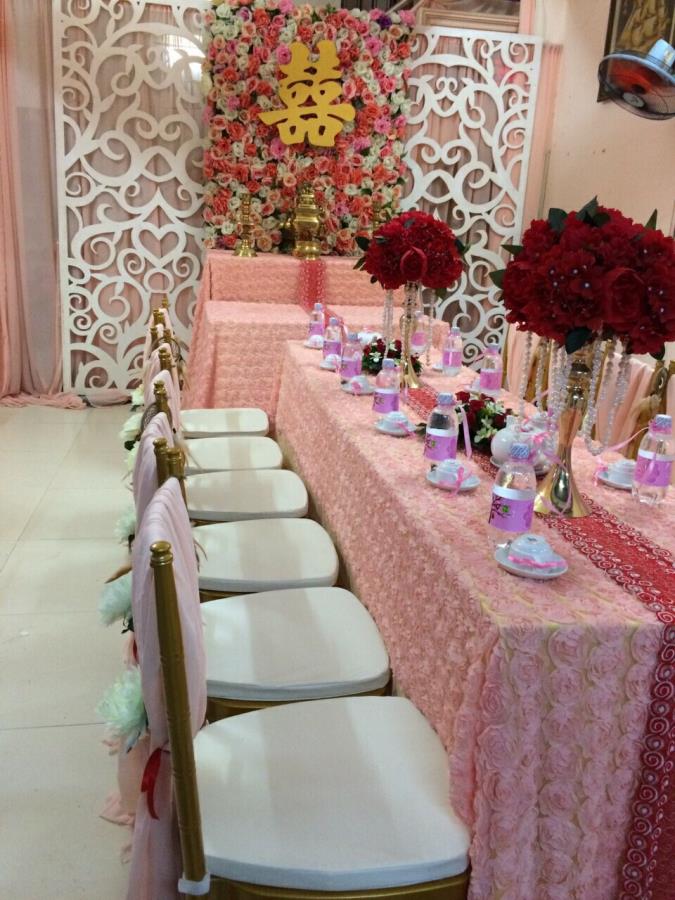 Trang trí nhà cưới trọn gói với vải hoa hồng trải trên bàn cùng lọ hoa đỏ tươi đẹp TTNCH152 : Mẫu cưới hỏi trọn gói 365 của công ty dịch vụ trang trí nhà tiệc cưới hỏi đẹp rẻ uy tín ở tại quận Tân Phú Sài Gòn TPHCM Gò Vấp